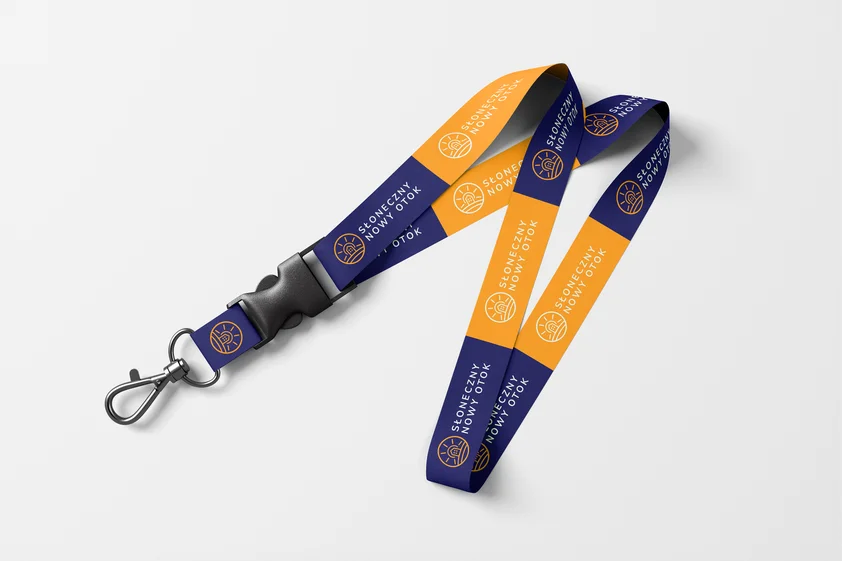 Identyfikator z logo na smyczy